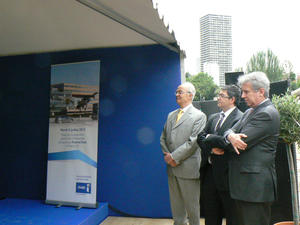 Pose de la première pierre immeuble de bureaux (Gare de Rungis) en présence de Jérôme Coumet,maire du 13ème, de Christian Sautter, adjoint au maire de Paris chargé du développement économique, et de Serge Grzybowski, président-directeur général d’Icade